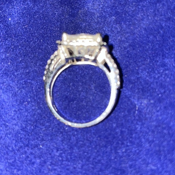 Pretty square ring with intricate band-size 7 - Picture 2 of 5